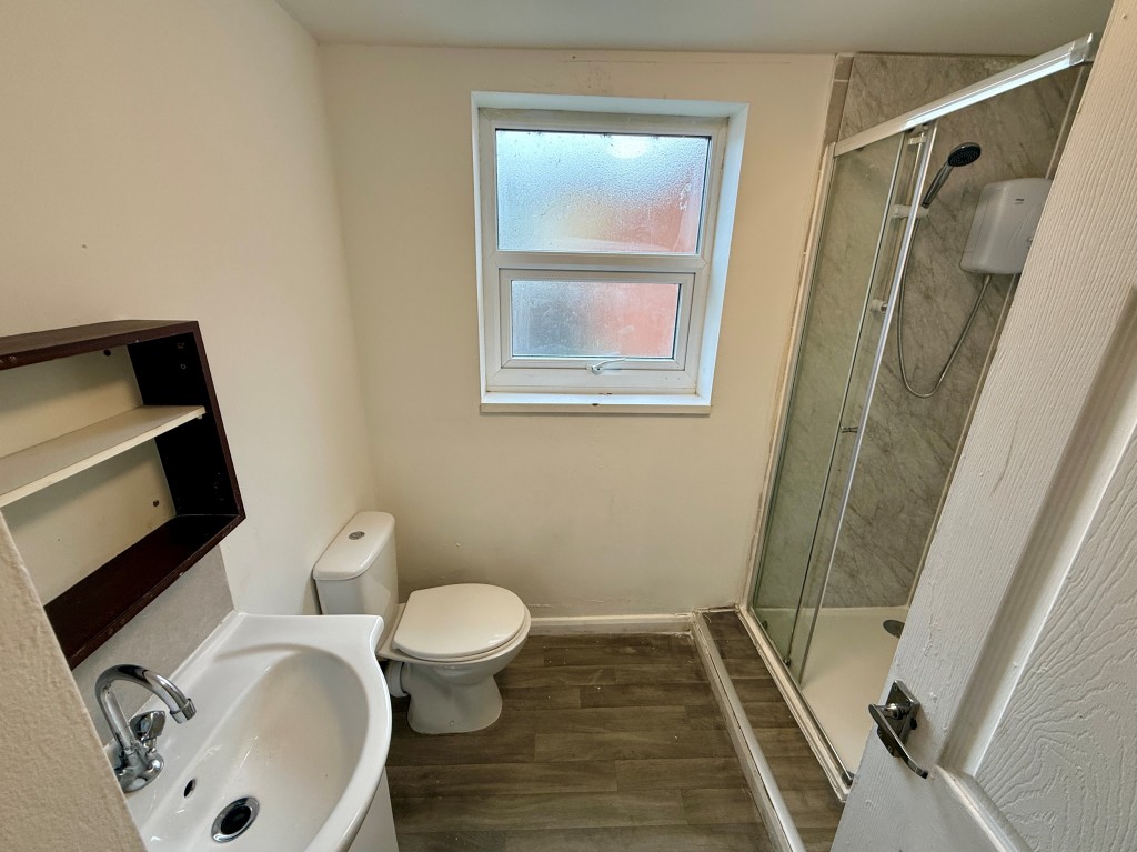 Lot: 143 - FOUR-BEDROOM MAISONETTE IN TOWN CENTRE - Shower room with W.C.